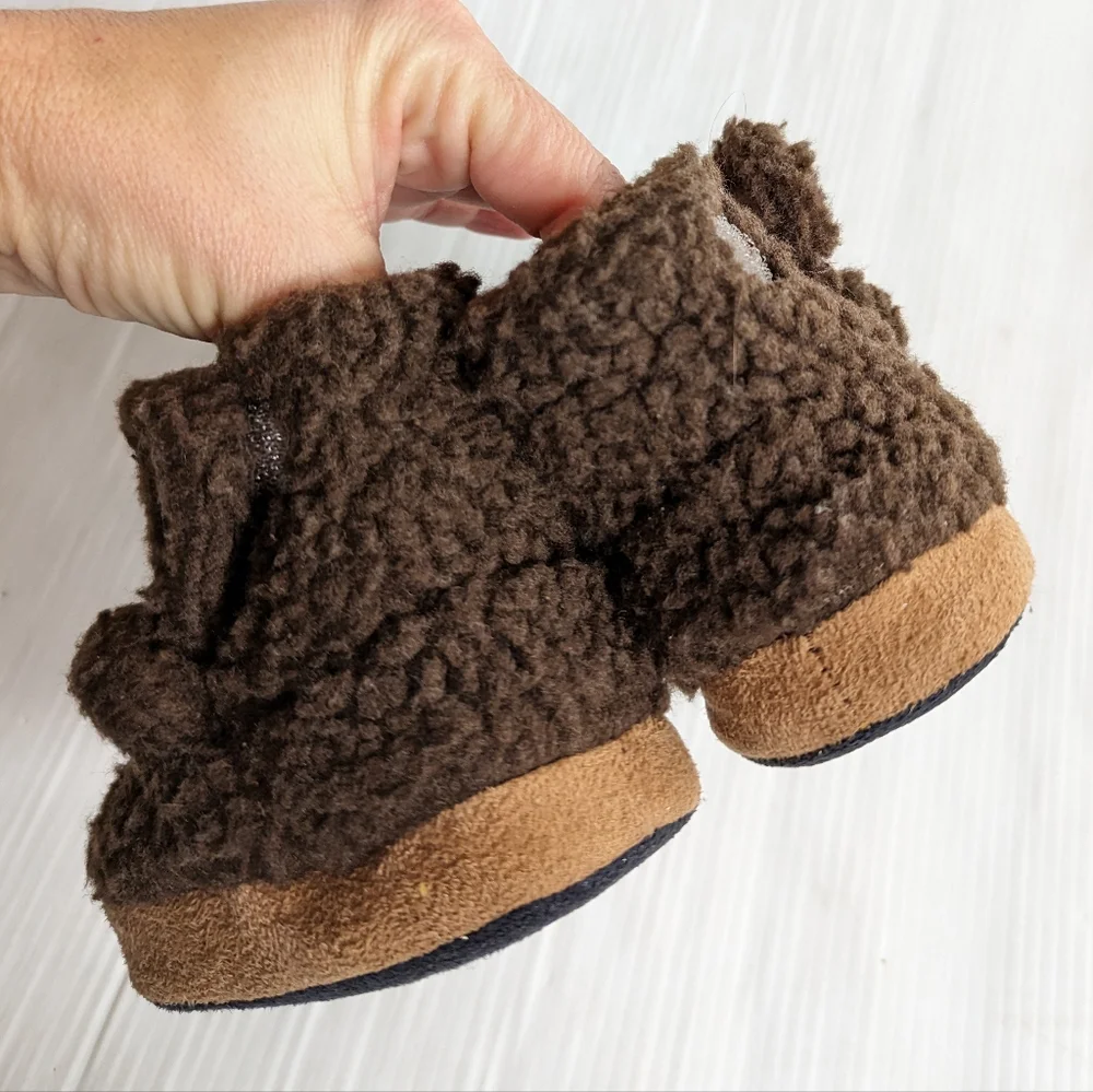 OUTDOOR KIDS brown Sherpa bear face slippers size 18-24 months